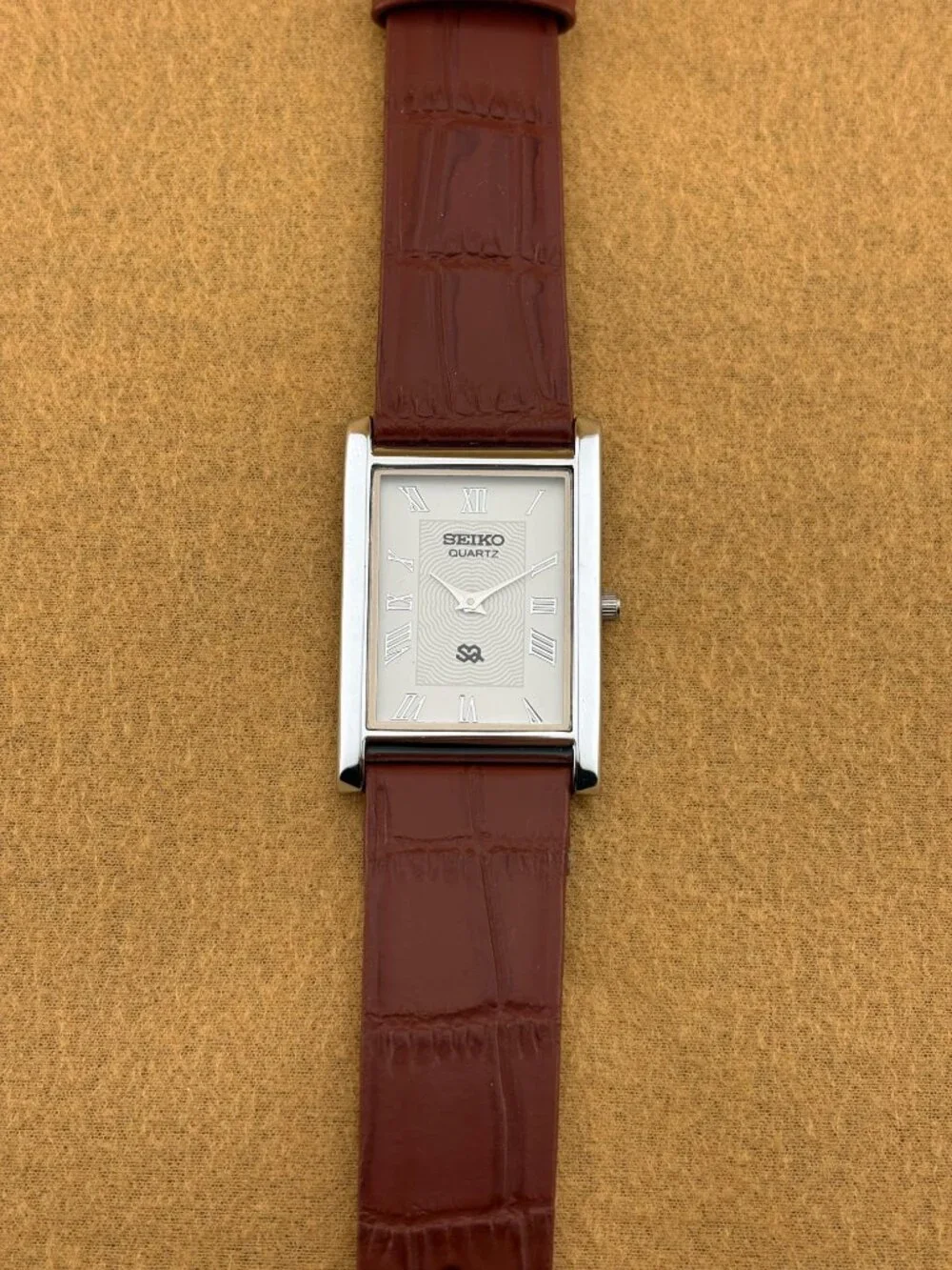 WHITE SILVER VINTAGE Seiko Vintage slim Quartz men's Wristwatch